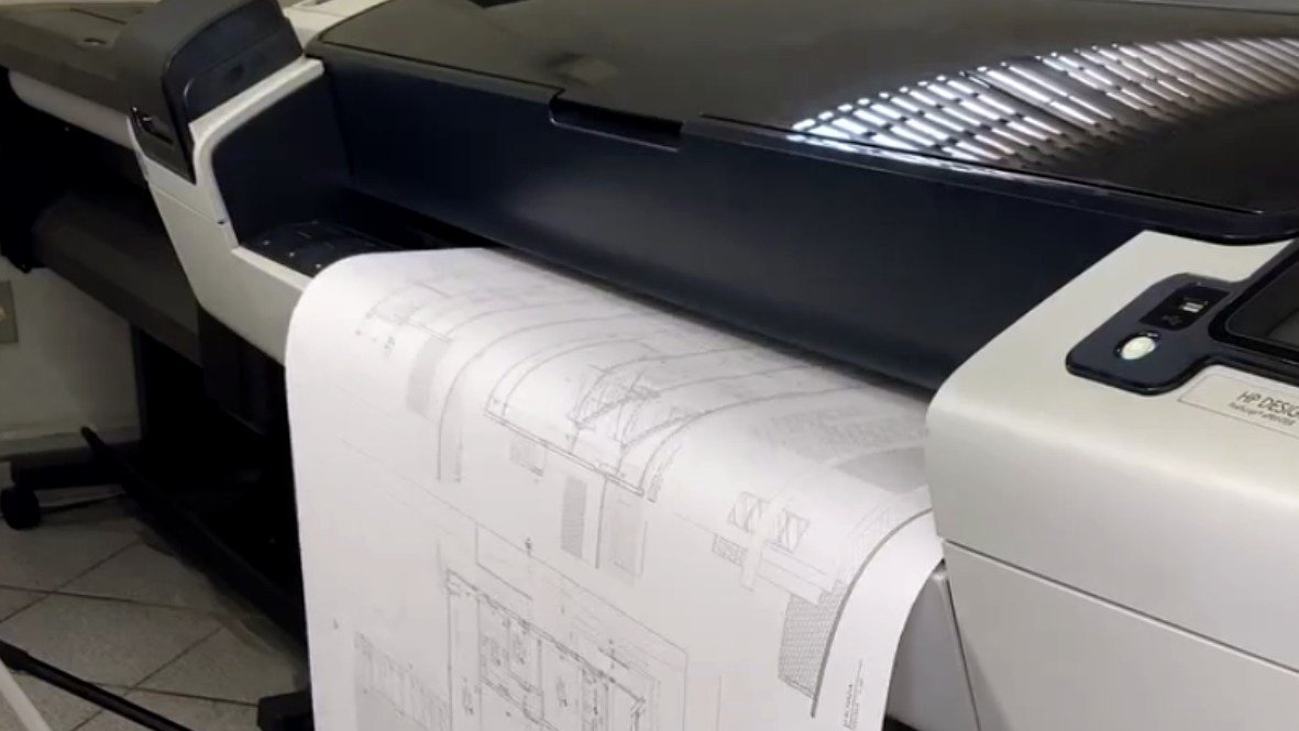 Projeto técnico sendo impresso em plotter na Ápice Digital
