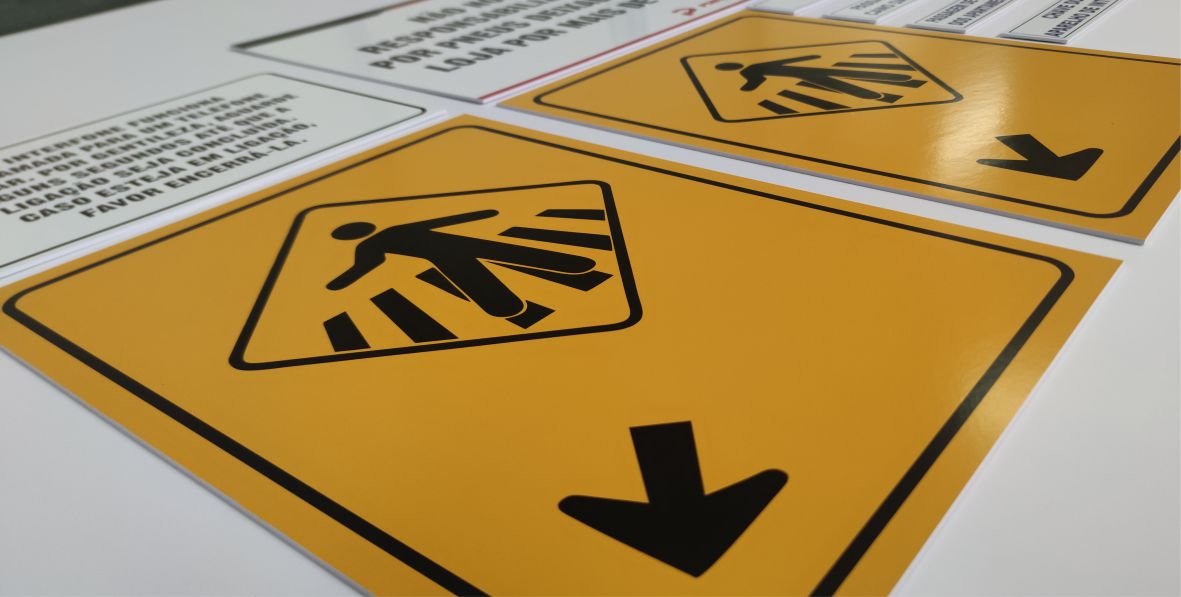 Placas de sinalização interna produzidas pela Ápice Digital em Divinópolis